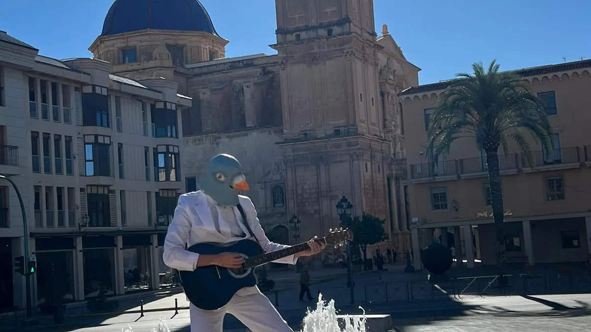 La peculiar campa&ntilde;a de Elche con 'Blanco Palomo' para avisar del riesgo de dar de comer a las palomas