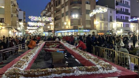 Utiel bate récords con un roscón de Reyes de 16 metros para dar de merendar a más de 2.000 personas