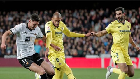 Capoue y Albiol en acci&oacute;n ante el Valencia
