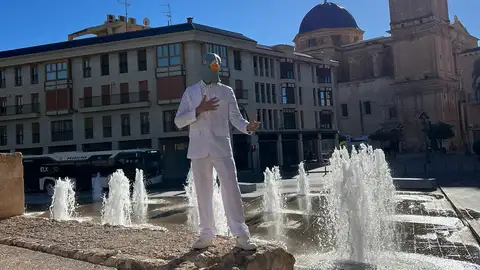Blanco Palomo, junto a las fuentes del Palacio de Altamira La peculiar campaña de Elche con 'Blanco Palomo' para avisar del riesgo de dar de comer a las palomas