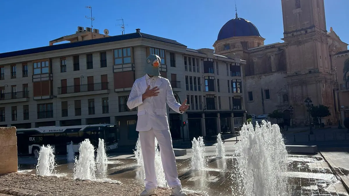 La peculiar campaña de Elche con 'Blanco Palomo' para avisar del riesgo de dar de comer a las palomas