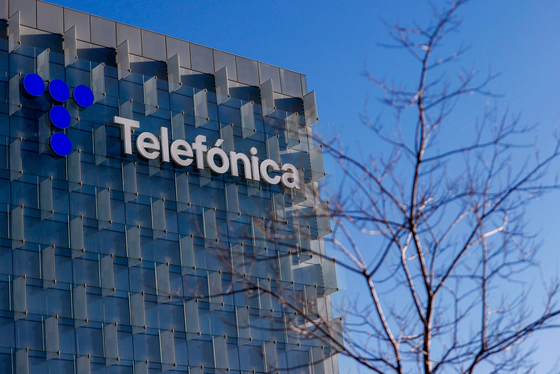 Telefónica y sindicatos firman el ERE para 3.421 empleados y un nuevo convenio Telefónica y sindicatos firman el ERE para 3.421 empleados y un nuevo convenio