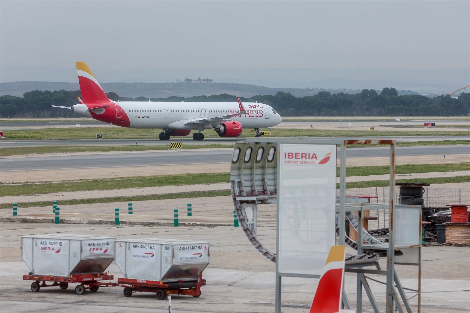 Iberia y sindicatos terminan la reunión sin acuerdo en el último intento de desconvocar la huelga de 'handling' Iberia y sindicatos terminan la reunión sin acuerdo en el último intento de desconvocar la huelga de 'handling'
