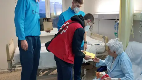 Cruz Roja reparte más de 700 cartas y peluches por toda Palencia con unos duendes muy especiales .