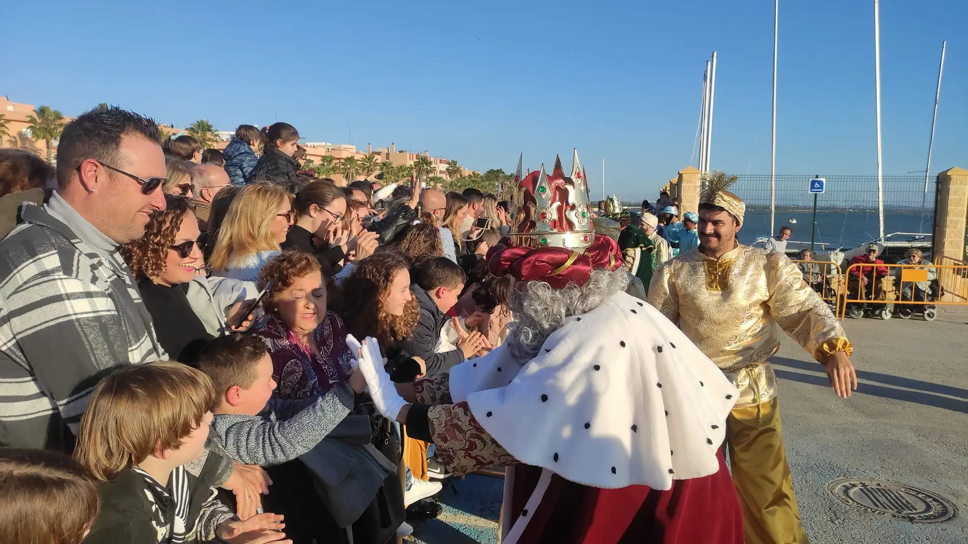 Los Reyes Magos llegan a Puerto Real en helicóptero