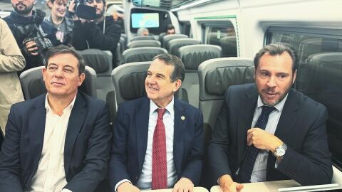 El ministro Óscar Puente junto al alcalde de Vigo y el candidato del PSdG a la Presidencia de la Xunta