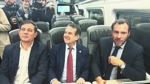 El ministro Óscar Puente junto al alcalde de Vigo y el candidato del PSdG a la Presidencia de la Xunta Puente, Caballero y Besteiro