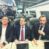El ministro Óscar Puente junto al alcalde de Vigo y el candidato del PSdG a la Presidencia de la Xunta
