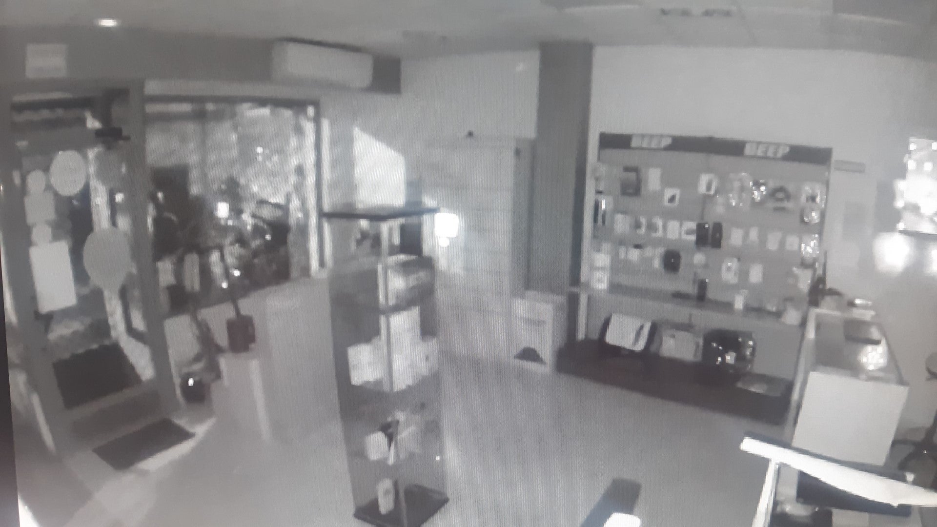 VÍDEO: Detienen en Villarrubia de los Ojos a dos personas tras atracar durante la noche una tienda de telefonía VÍDEO: Detienen en Villarrubia de los Ojos a dos personas tras atracar durante la noche una tienda de telefonía