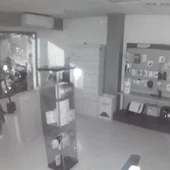 Momento del atraco en la tienda de telefonía de Villarrubia Momento del atraco en la tienda de telefonía de Villarrubia