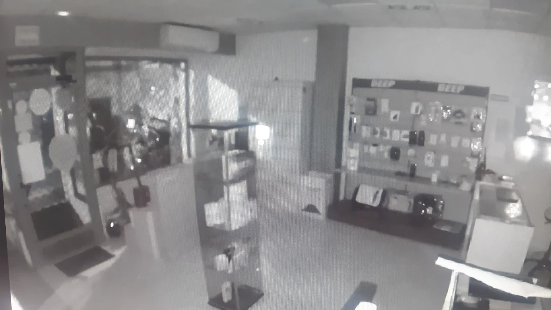 Momento del atraco en la tienda de telefonía de Villarrubia Momento del atraco en la tienda de telefonía de Villarrubia