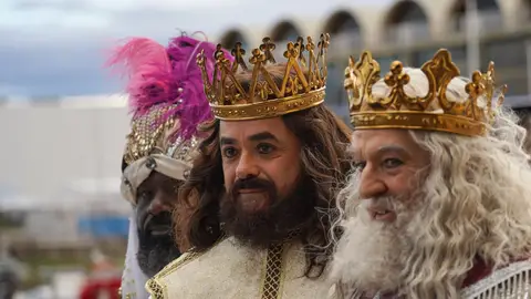 Los Reyes Magos saludan a los niños a su llegada a Valencia Los Reyes Magos saludan a los niños a su llegada a Valencia
