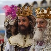 Los Reyes Magos saludan a los niños a su llegada a Valencia