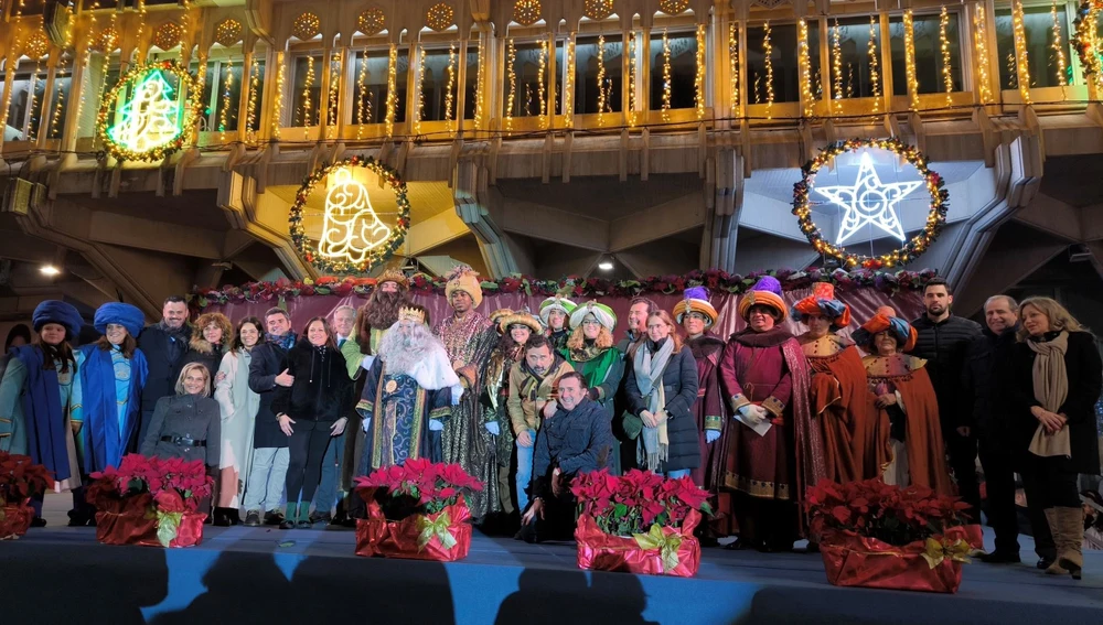 Los Reyes Magos, pajes y representantes del Ayuntamiento en la Plaza Mayor