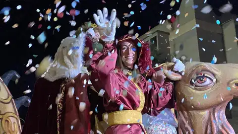 Cerca de 2.000 personas y 5 carrozas para dar la bienvenida a los Reyes Magos de Aspe Cerca de 2.000 personas y 5 carrozas para dar la bienvenida a los Reyes Magos de Aspe