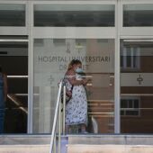 Archivo - Una persona con mascarilla en el Hospital Doctor Peset de València en imagen de archivo - 