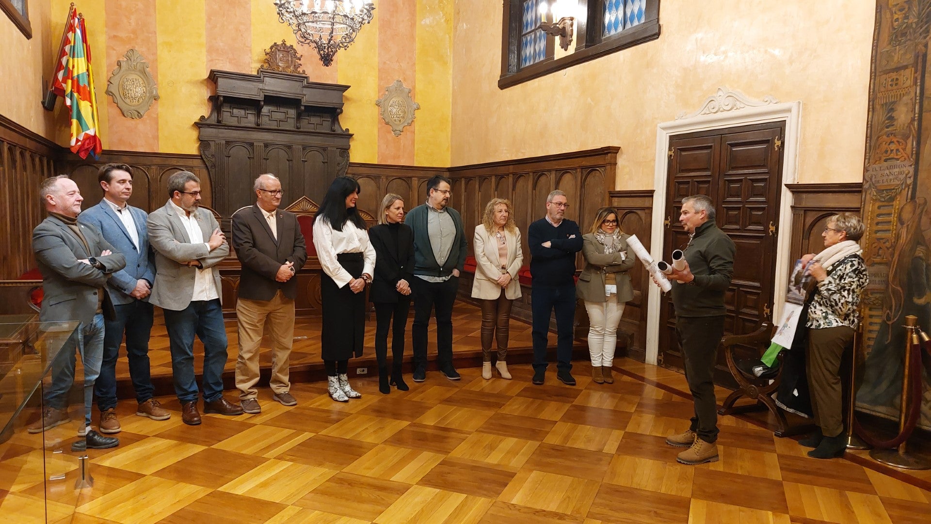 El barrio María Auxiliadora recupera el tradicional regalo de Reyes al Ayuntamiento de Huesca El barrio María Auxiliadora recupera el tradicional regalo de Reyes al Ayuntamiento de Huesca