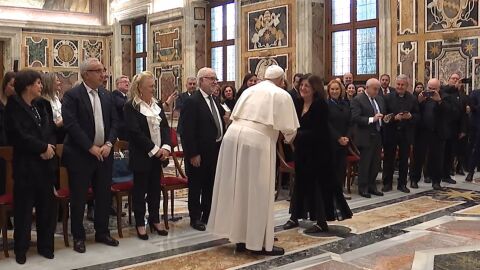 La presidenta de la UCAM, María Dolores García, saludando al Papa 