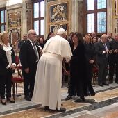 La presidenta de la UCAM, María Dolores García, saludando al Papa 