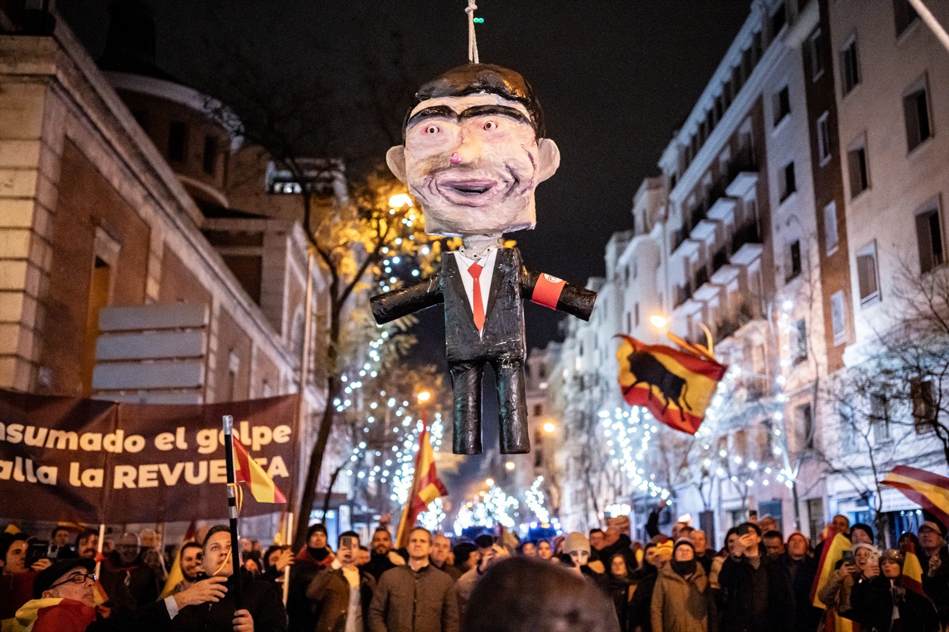 La jueza archiva la causa sobre el muñeco de Sánchez apaleado en Ferraz: "La falta de educación no es delito" La jueza archiva la causa sobre el muñeco de Sánchez apaleado en Ferraz: "La falta de educación no es delito"