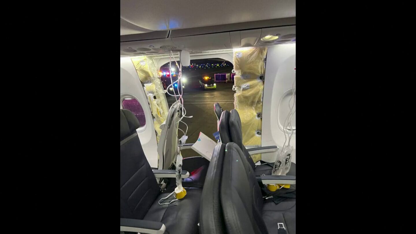 Un avi&oacute;n aterriza a salvo en el aeropuerto de Portland tras desprenderse una ventana