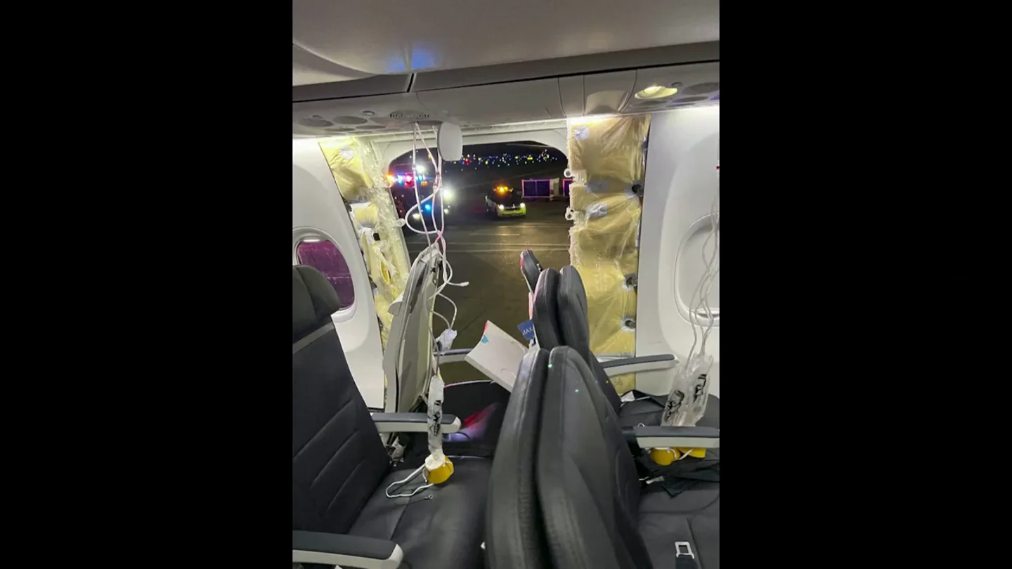Un avión aterriza a salvo en el aeropuerto de Portland tras desprenderse una ventana Un avión aterriza a salvo en el aeropuerto de Portland tras desprenderse una ventana
