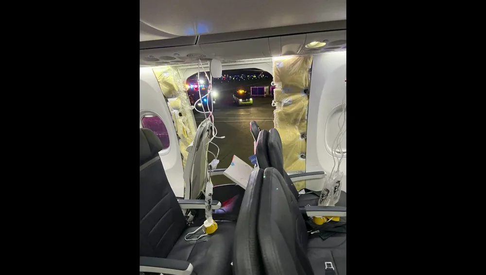 Un avión aterriza a salvo en el aeropuerto de Portland tras desprenderse una ventana