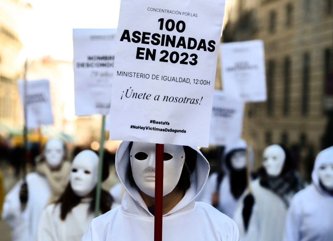 Mujeres protestan frente a Igualdad para denunciar que hay más casos de violencia machista que los oficiales Mujeres protestan frente a Igualdad para denunciar que hay más casos de violencia machista que los oficiales