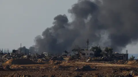 El humo se eleva desde el centro de Gaza , visto desde Israel El humo se eleva desde el centro de Gaza , visto desde Israel