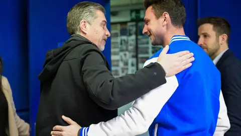 8-1 Martín Peláez saluda a Borja Sánchez en el Tartiere 8-1 Martín Peláez saluda a Borja Sánchez en el Tartiere