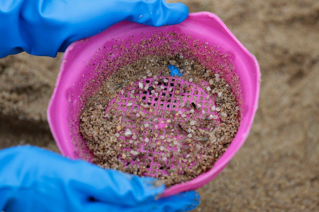Esto es lo que hay que hacer si encuentras pellets de plástico en la costa de Cantabria Esto es lo que hay que hacer si encuentras pellets de plástico en la costa de Cantabria