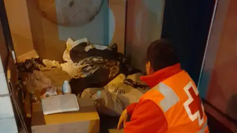 Voluntaria de Cruz Roja atiende a un sintecho Voluntaria de Cruz Roja atiende a un sintecho