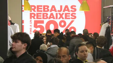 L'inici de les rebaixes ha estat un èxit als centres comercials L'inici de les rebaixes ha estat un èxit als centres comercials