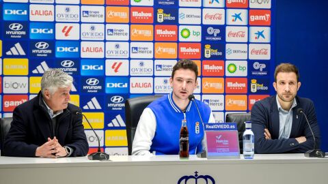 8-1 Roberto Su&aacute;rez, Borja S&aacute;nhcez y Agust&iacute;n Lleida, en la sala de presna del Tartiere