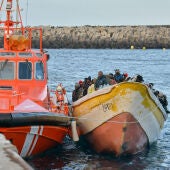 Imagen de archivo de un grupo de inmigrantes rescatados por Salvamento Marítimo en un cayuco en aguas cercanas a Canarias. 