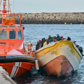 Imagen de archivo de un grupo de inmigrantes rescatados por Salvamento Marítimo en un cayuco en aguas cercanas a Canarias. Imagen de archivo de un grupo de inmigrantes rescatados por Salvamento Marítimo en un cayuco en aguas cercanas a Canarias.