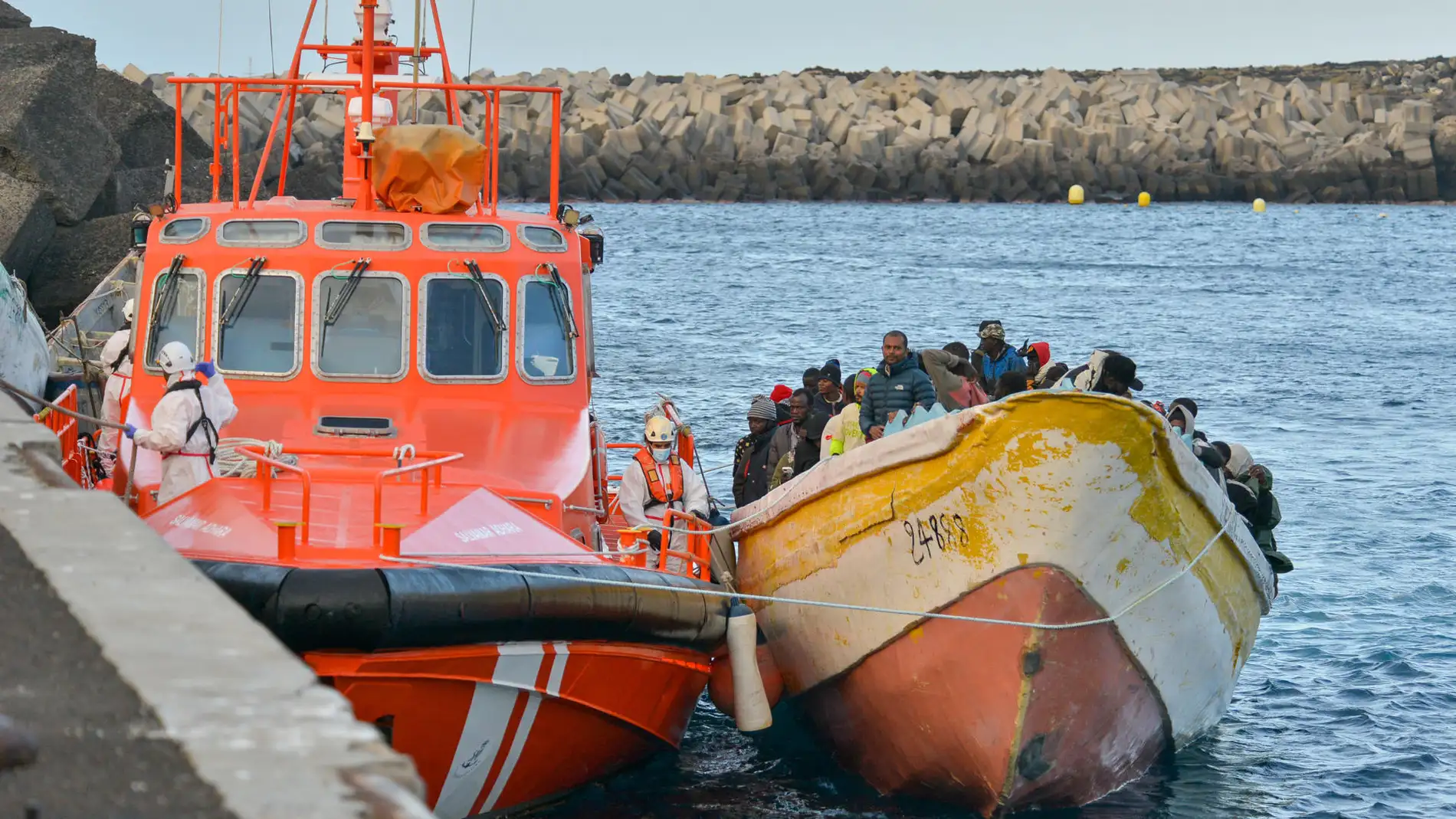 Imagen de archivo de un grupo de inmigrantes rescatados por Salvamento Marítimo en un cayuco en aguas cercanas a Canarias. 