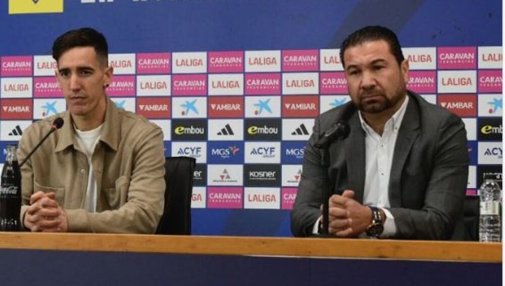 El portero Edgar Badia, junto al director deportivo Juan Carlos Cordero