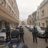 Agentes en el domicilio del acusado el día de la detención