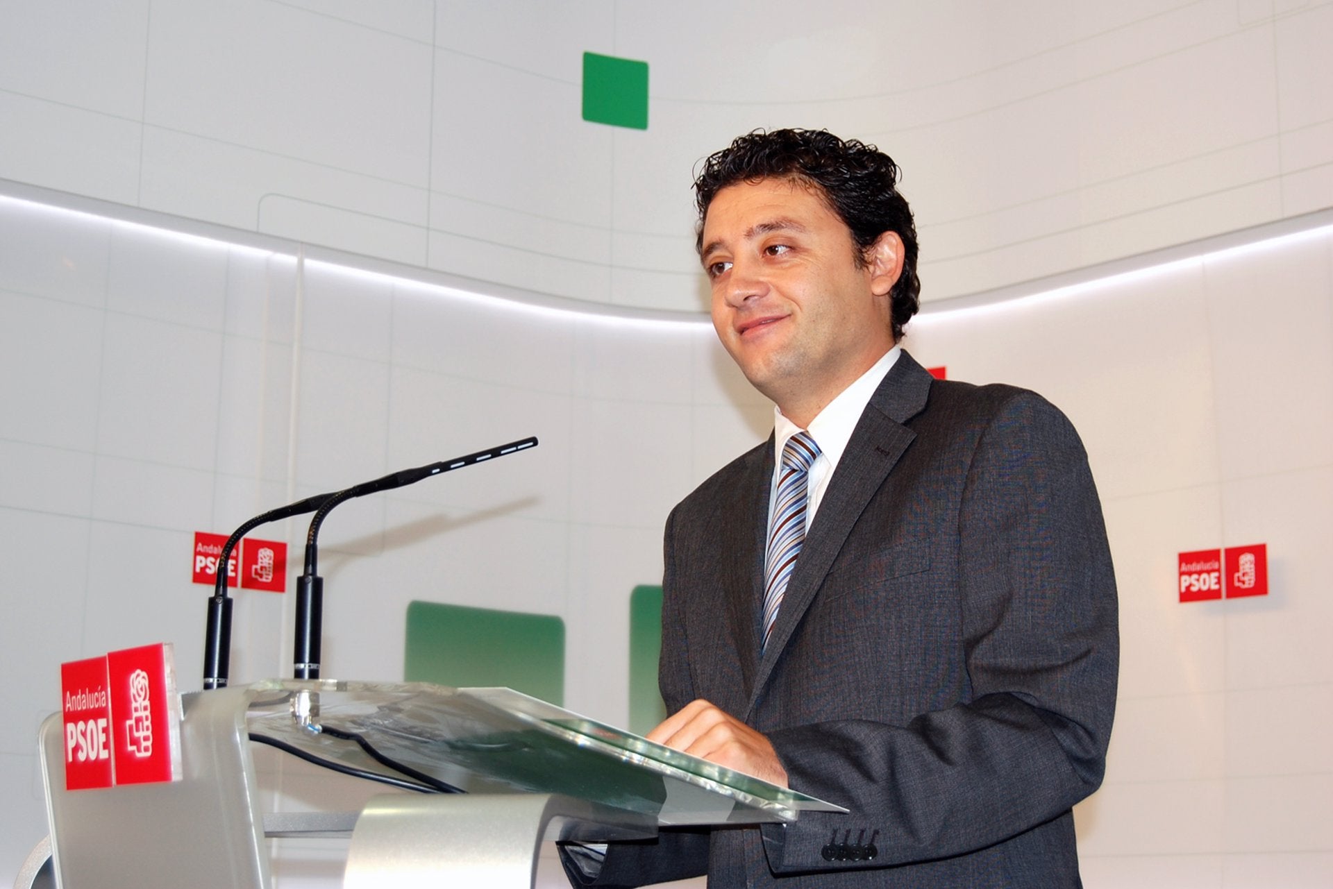 El juez cita como investigado al exnúmero dos del PSOE-A Rafael Velasco en una pieza sobre los cursos de formación El juez cita como investigado al exnúmero dos del PSOE-A Rafael Velasco en una pieza sobre los cursos de formación