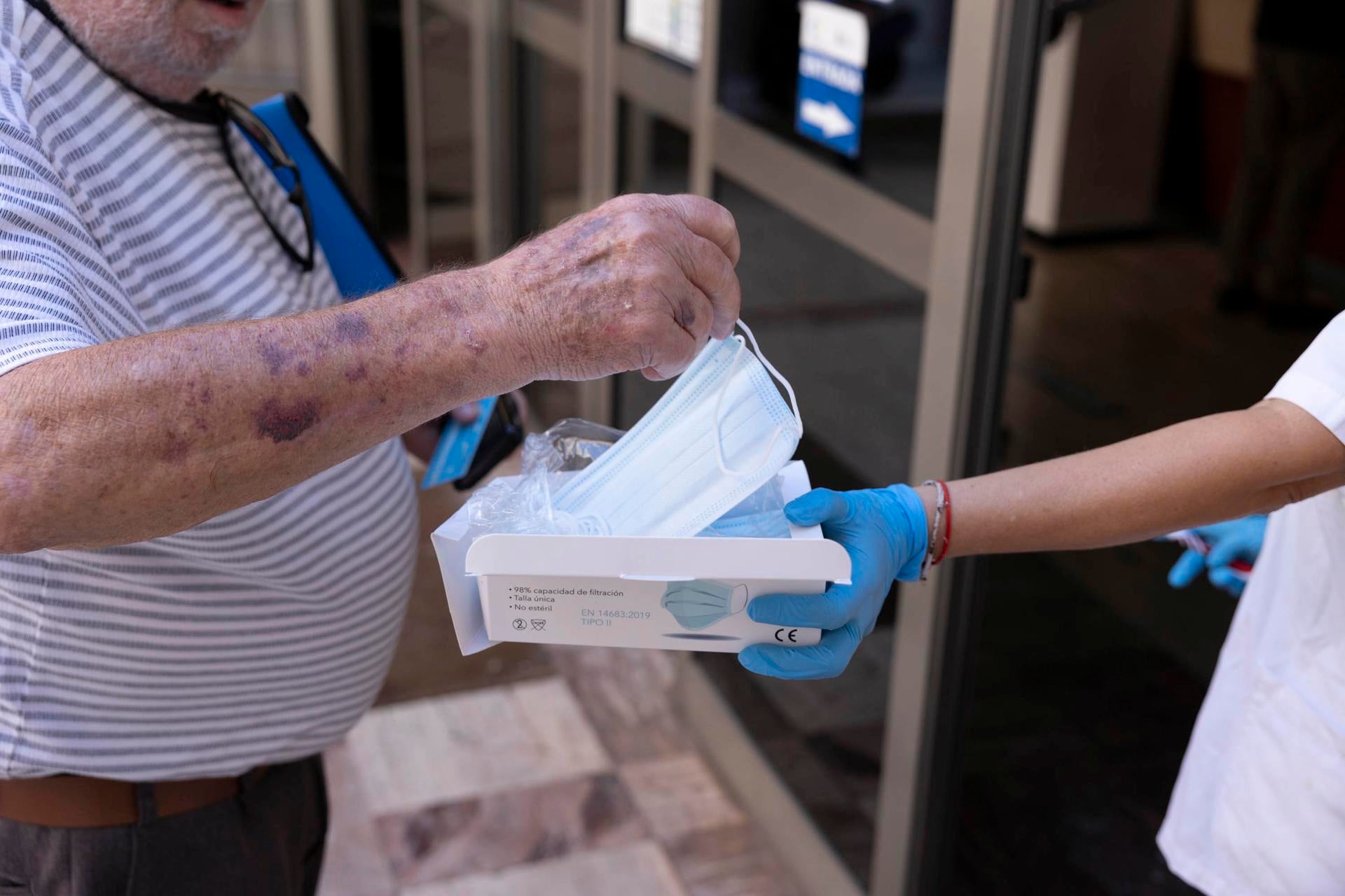 Sanidad pide a las comunidades que la imposición de la mascarilla se aplique "con normalidad" Sanidad pide a las comunidades que la imposición de la mascarilla se aplique "con normalidad"