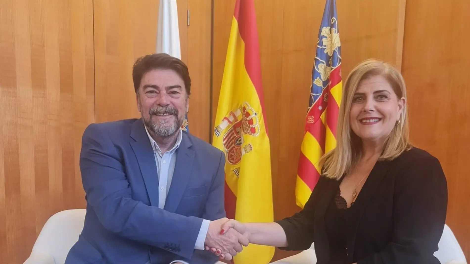 Luis Barcala y Carmen Robledillo celebran el acuerdo
