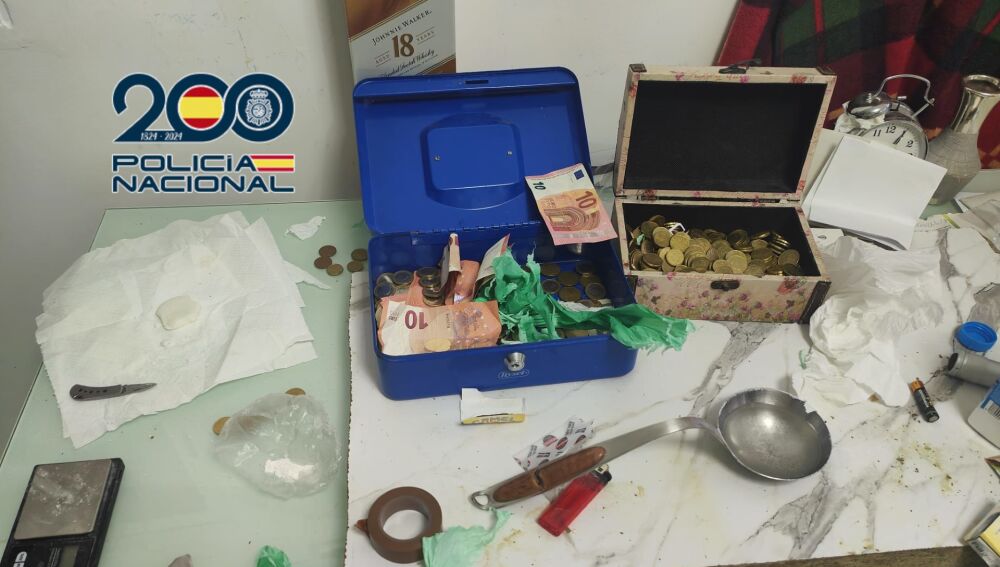 Parte del dinero y droga incautada en la operación de la Policía Nacional.
