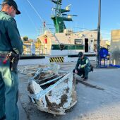 La Guardia Civil encuentra en la gasolinera del puerto de Villajoyosa huesos de un gran cetáceo