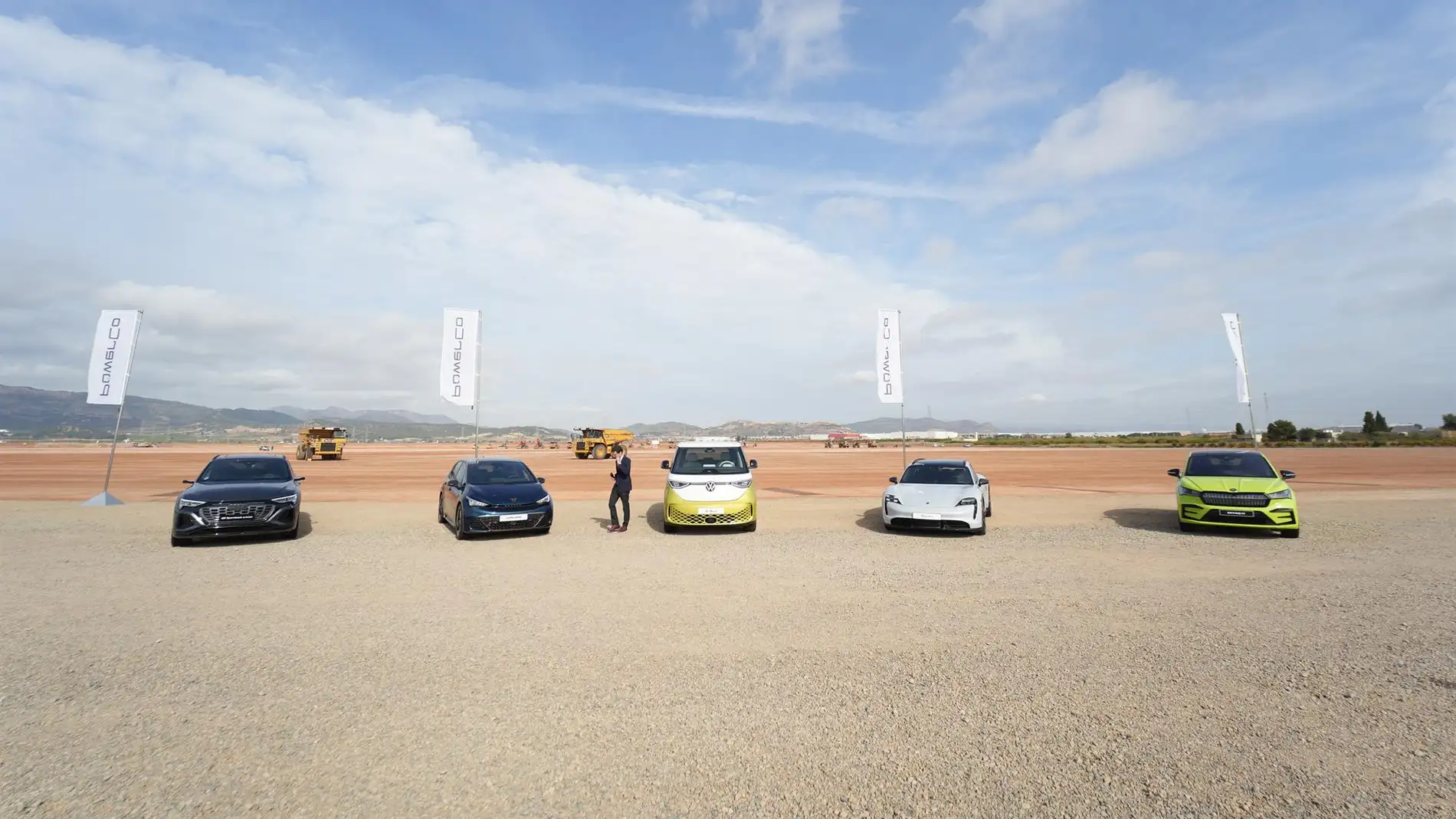Archivo - Cinco de los nuevos vehículos de PowerCo durante el acto inaugural del inicio de la construcción de la gigafactoría de PowerCo del Grupo Volkswagen - 