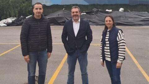 propietario de hotel Delfin de Benidorm con los representantes del PSOE local