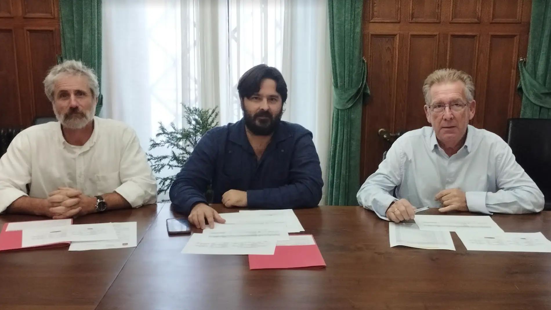El concejal Hacienda, Xuan Valladares, el alcalde, Enrique Riestra, y el teniente de alcalde, Tomás Antuña