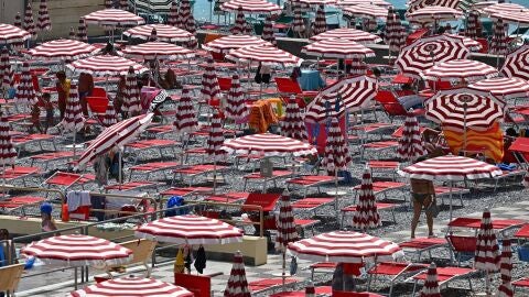 Bañistas buscan refugio del sol en una playa italiana en julio de 2023