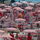 Bañistas buscan refugio del sol en una playa italiana en julio de 2023