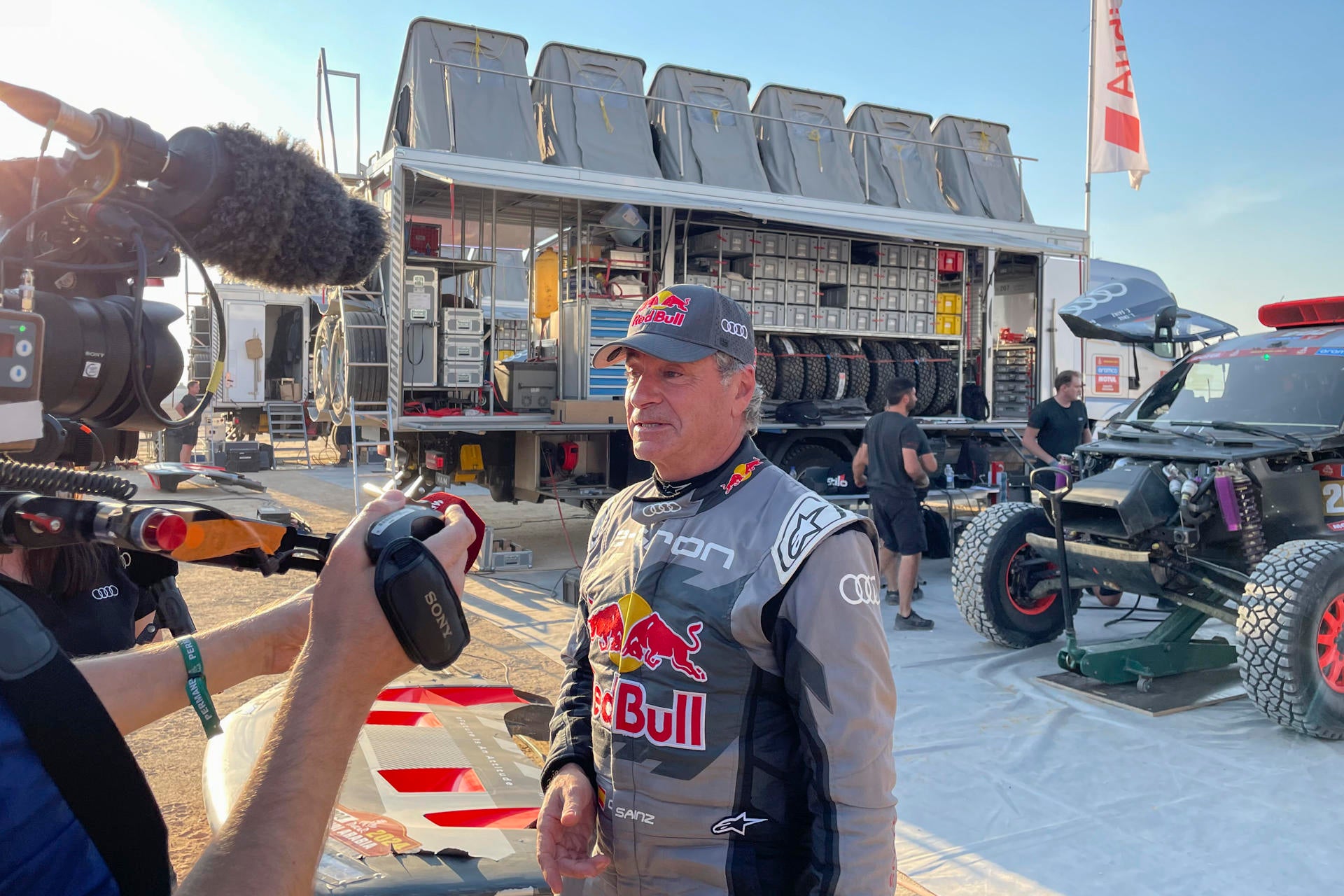 Carlos Sainz, cazado al llamar "gilipollas" a Pedro Sánchez durante el Dakar Carlos Sainz, cazado al llamar "gilipollas" a Pedro Sánchez durante el Dakar